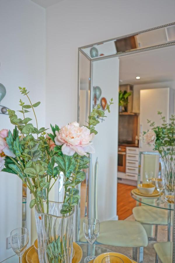 Soak Up The Light At A Soothing, Stylish In Marina Apartment *