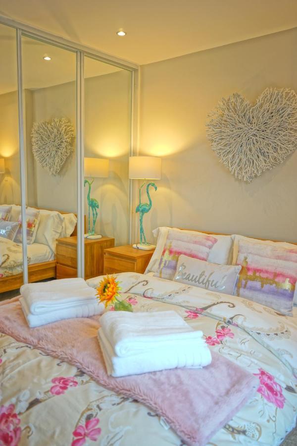 Apartment Soak Up The Light At A Soothing, Stylish In Marina *