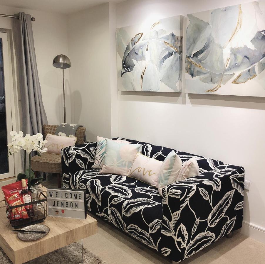 Apartment Soak Up The Light At A Soothing, Stylish In Marina Swansea