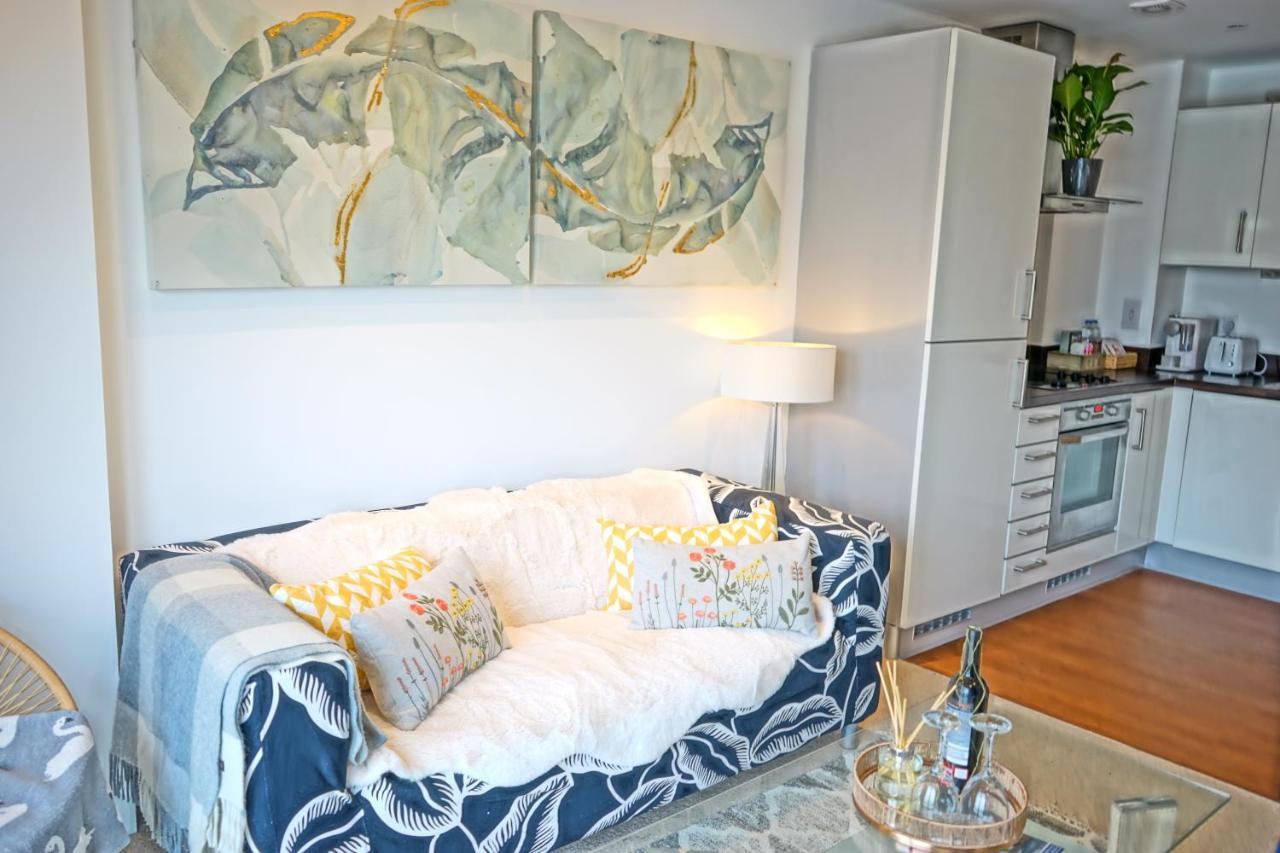 Apartment Soak Up The Light At A Soothing, Stylish In Marina *