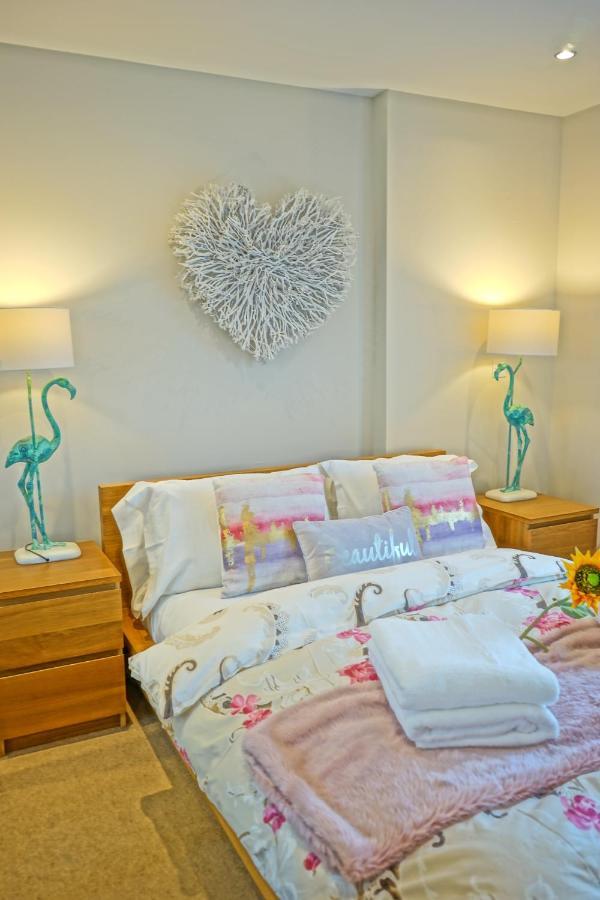 Soak Up The Light At A Soothing, Stylish In Marina *