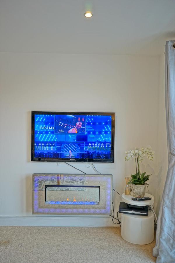 Apartment Soak Up The Light At A Soothing, Stylish In Marina Swansea