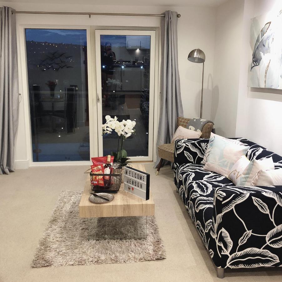 Soak Up The Light At A Soothing, Stylish In Marina Apartment