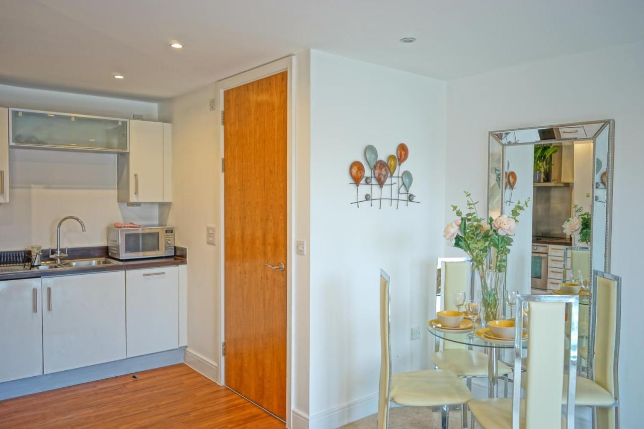 Soak Up The Light At A Soothing, Stylish In Marina Apartment *