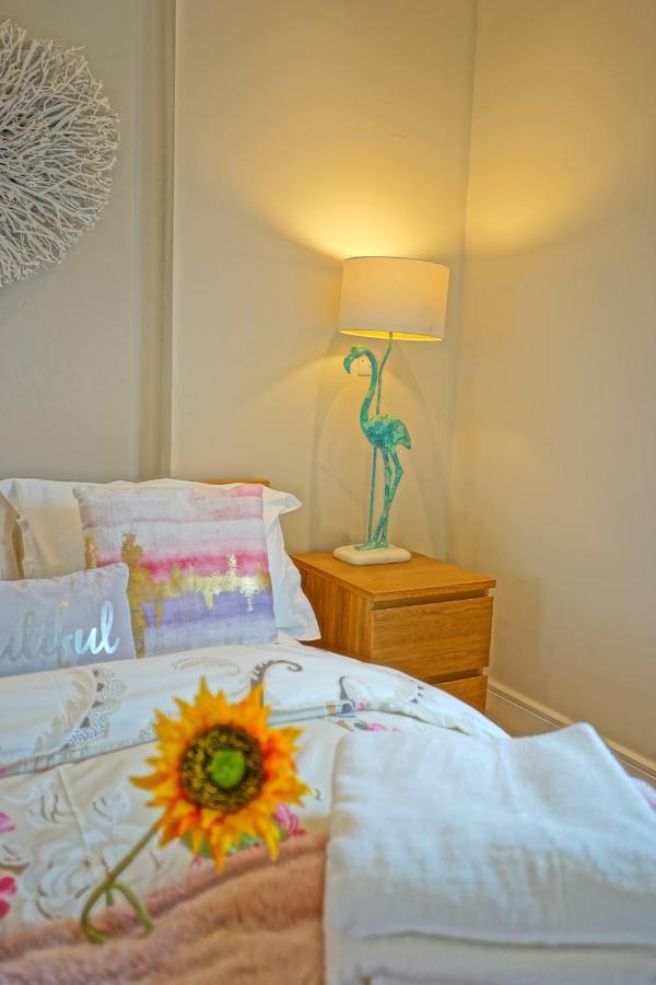 Apartment Soak Up The Light At A Soothing, Stylish In Marina