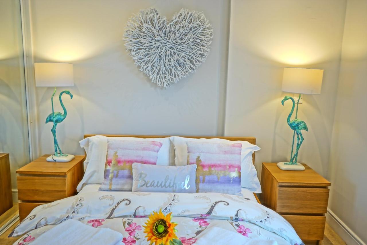 Apartment Soak Up The Light At A Soothing, Stylish In Marina *