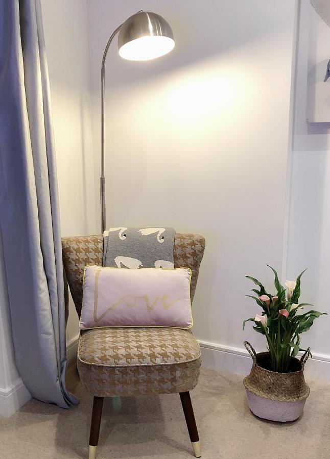 Apartment Soak Up The Light At A Soothing, Stylish In Marina