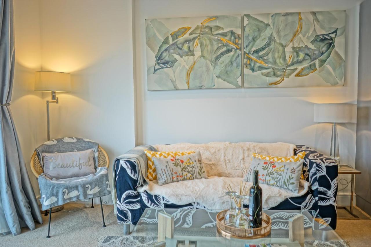 Soak Up The Light At A Soothing, Stylish In Marina Apartment