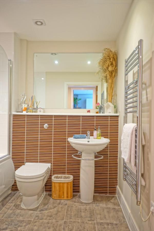 Soak Up The Light At A Soothing, Stylish In Marina Apartment *