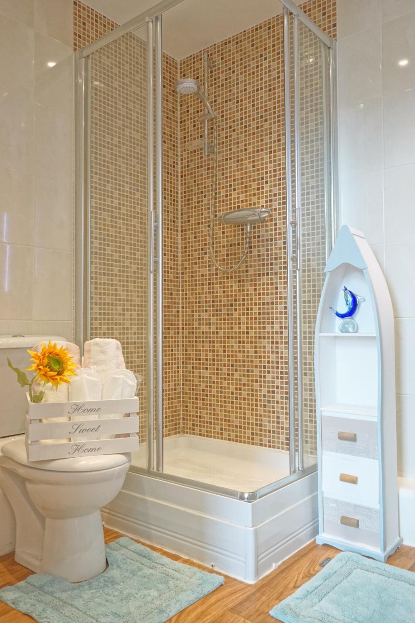 Apartment Soak Up The Light At A Soothing, Stylish In Marina
