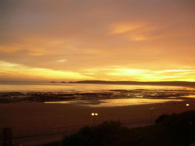 Soak Up The Light At A Soothing, Stylish In Marina Swansea