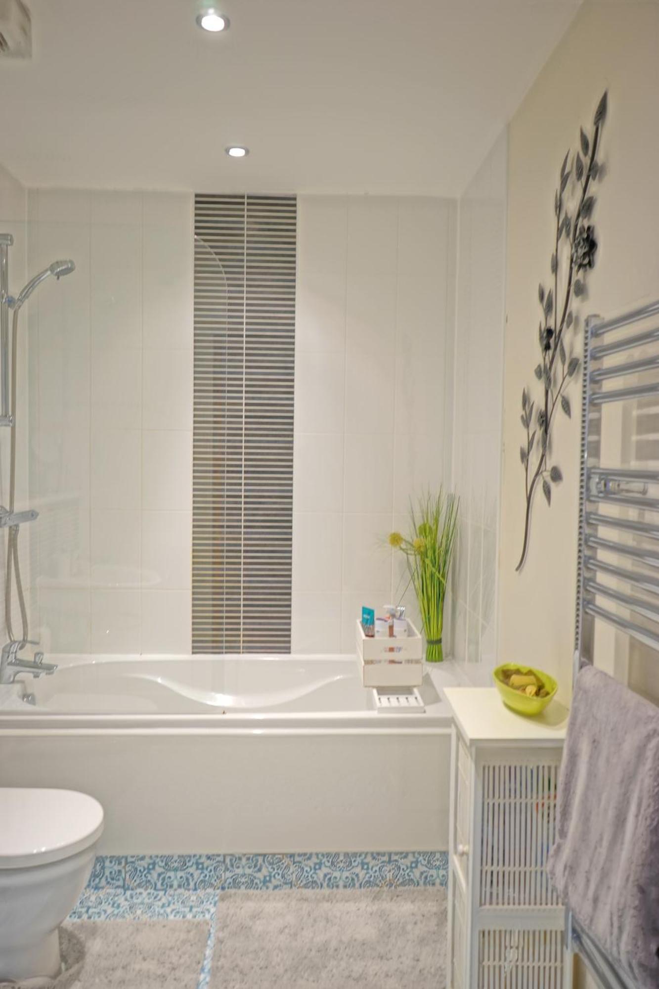 Apartment Soak Up The Light At A Soothing, Stylish In Marina *